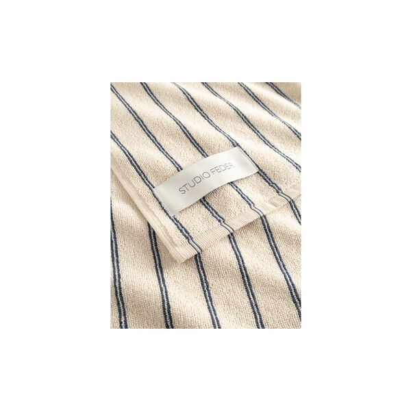 Una h&aring;ndkl&aelig;de, navy rain, Studio Feder