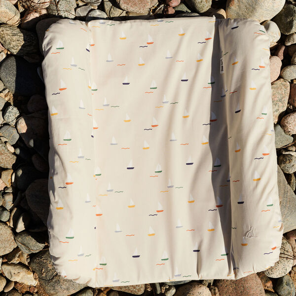 Dove puslepude, pond boats, Dear April