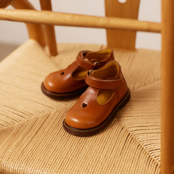 Klassisk tullesko med hjertemotiv, cognac Klassisk tullesko med hjertemotiv, cognac, ANGULUS