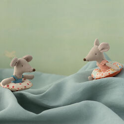 Lillesøster strandmus med badering, flower, Maileg