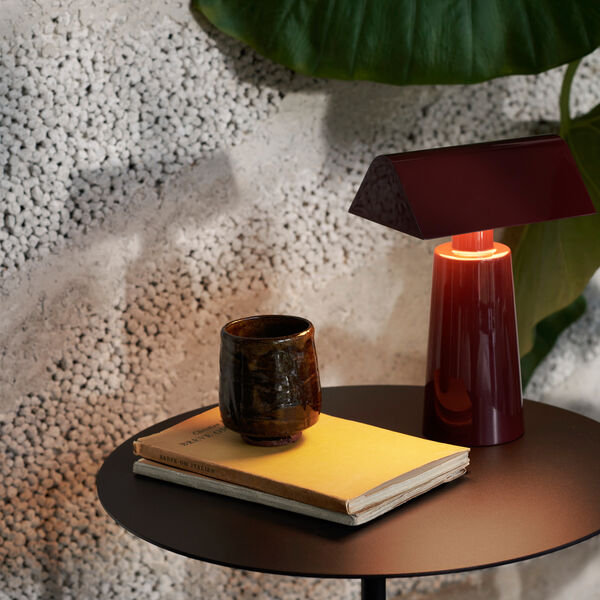 Caret MF1 Portable bordlampe, dark burgundy, &Tradition