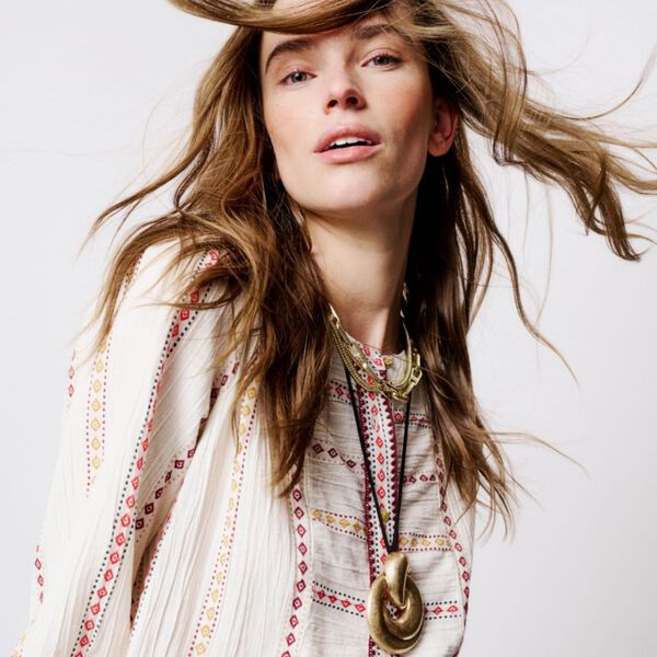 Karena Shirt, cloud dancer, Moliin