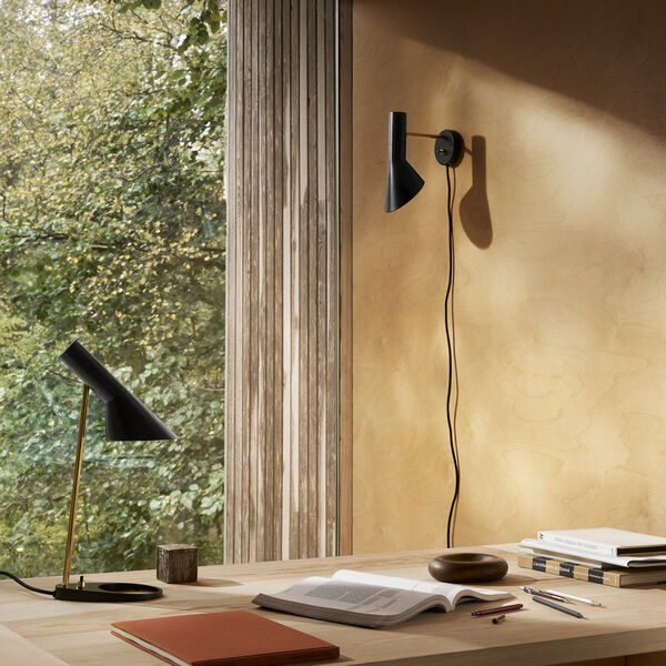 AJ v&aelig;glampe, brass/black, Louis Poulsen