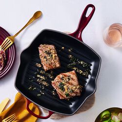 Signature st&oslash;bejern kvadratisk grillpande 26 cm, garnet, Le Creuset