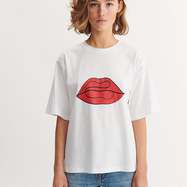 Raja Tee Red Lip, bright white/red lip, Basic Apparel