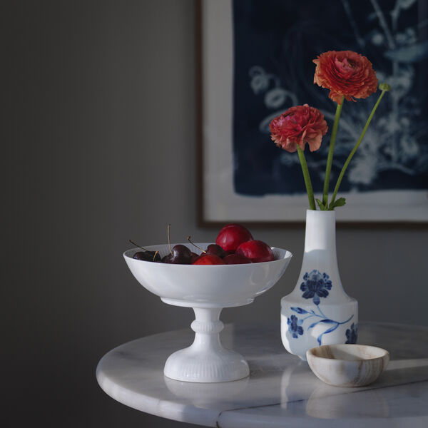 Hvid Riflet sk&aring;l p&aring; fod 80 cl, Royal Copenhagen