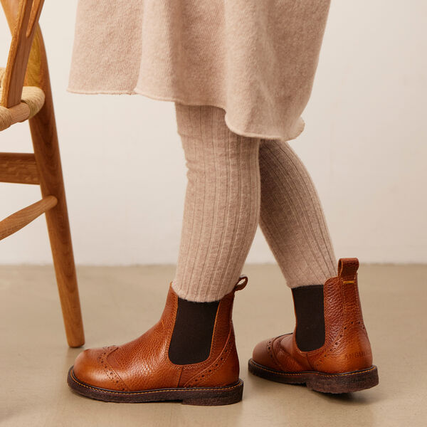 Chelsea st&oslash;vle med brogue hulm&oslash;nster, medium brown, ANGULUS