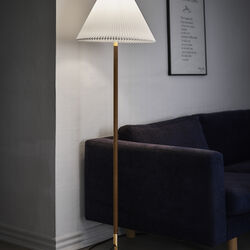 Le Klint 328 gulvlampe med papirsk&aelig;rm, r&oslash;get eg, LE KLINT