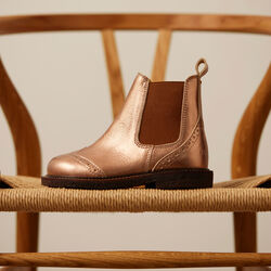 Chelsea st&oslash;vle med brogue hulm&oslash;nster, bronze metallic/cognac, ANGULUS