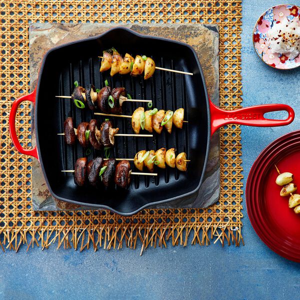 Signature st&oslash;bejern kvadratisk grillpande 26 cm, cerise, Le Creuset
