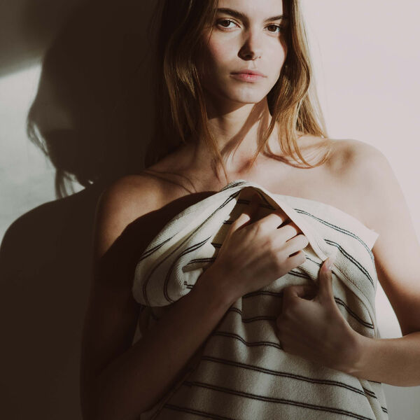 Una h&aring;ndkl&aelig;de, navy rain, Studio Feder