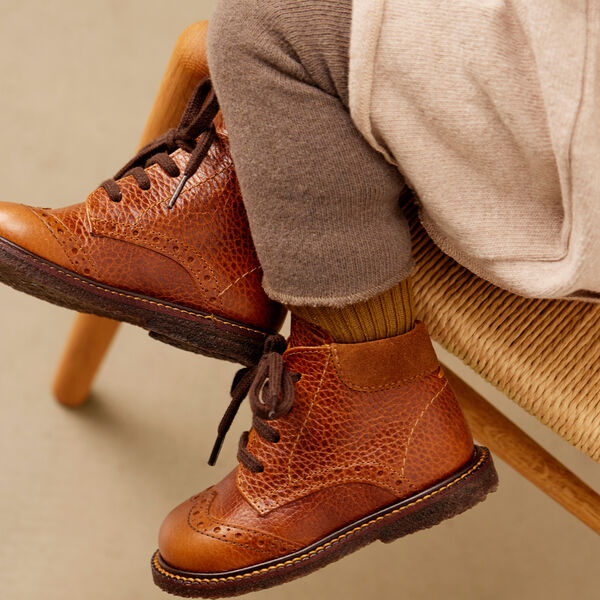 Klassisk sn&oslash;resko med brogue detaljer, cognac, ANGULUS