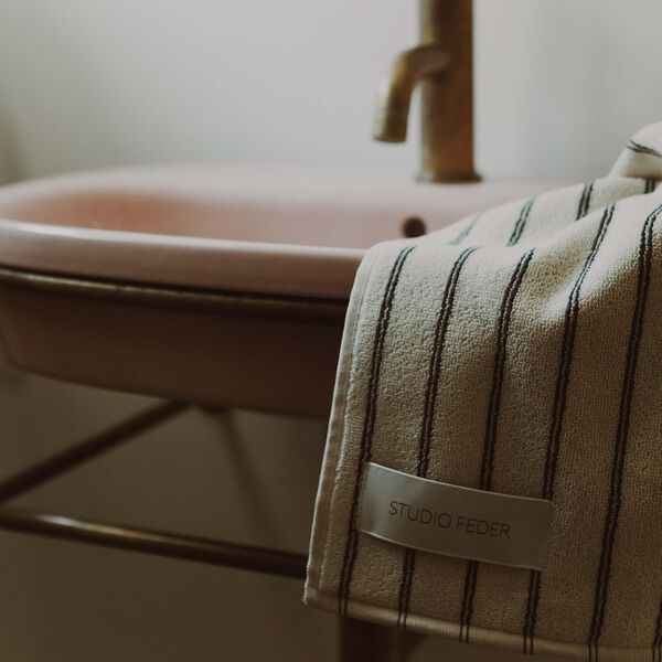 Una h&aring;ndkl&aelig;de, navy rain, Studio Feder