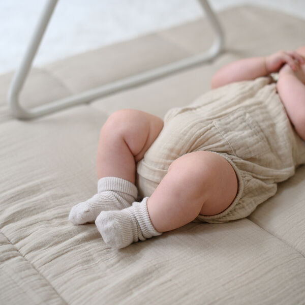 Calm leget&aelig;ppe, latte, We Are Bitte