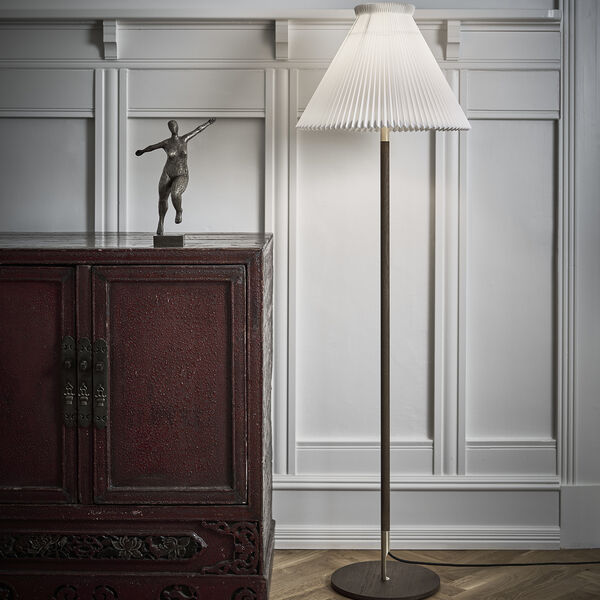 Le Klint 328 gulvlampe med standardsk&aelig;rm, r&oslash;get eg, LE KLINT