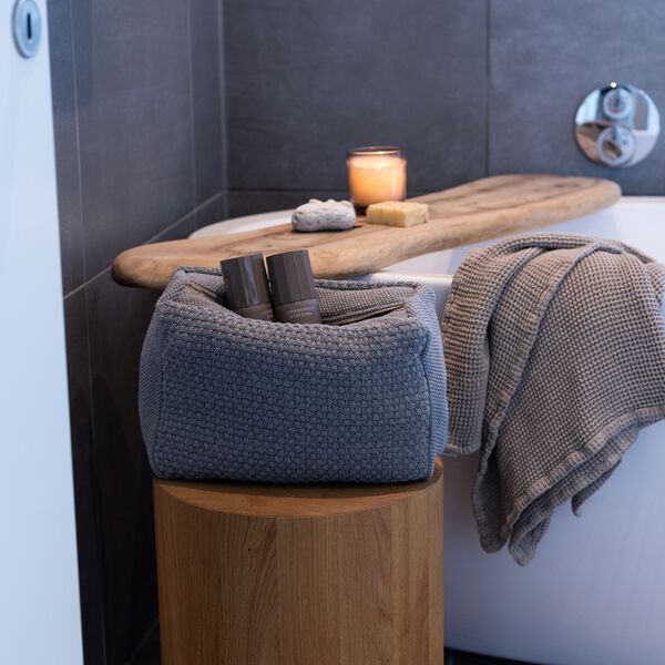 Strikket Toilettaske Petra, med grey melange Strikket Toilettaske Petra, med grey melange, By LOHN