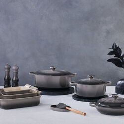 Oval grydeskeholder, flint, Le Creuset