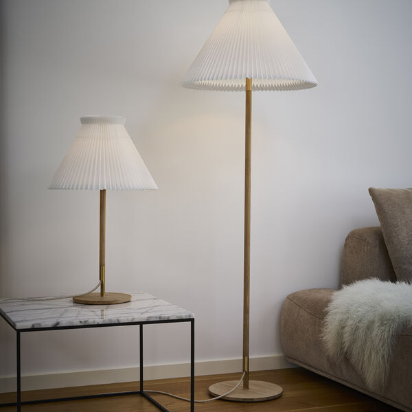 Le Klint 328 bordlampe med standardsk&aelig;rm, s&aelig;bebehandlet eg, LE KLINT