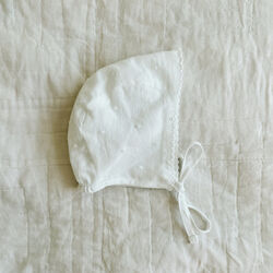 Linn Bonnet, white dot, Lalaby